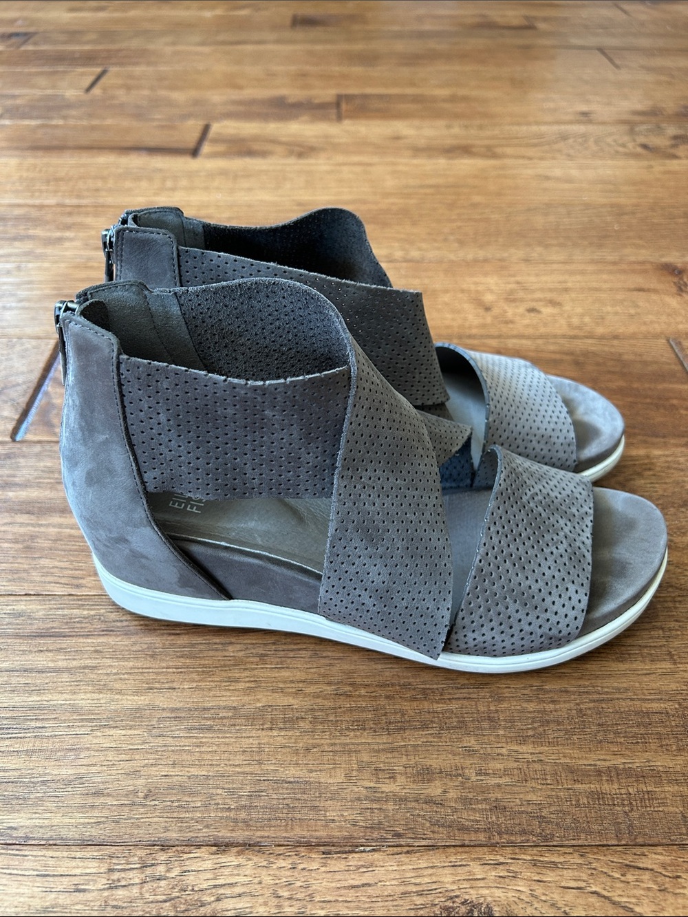 Eileen Fisher Voice Wedge Sandals Gray Taupe Perforated Leather Size 7.5